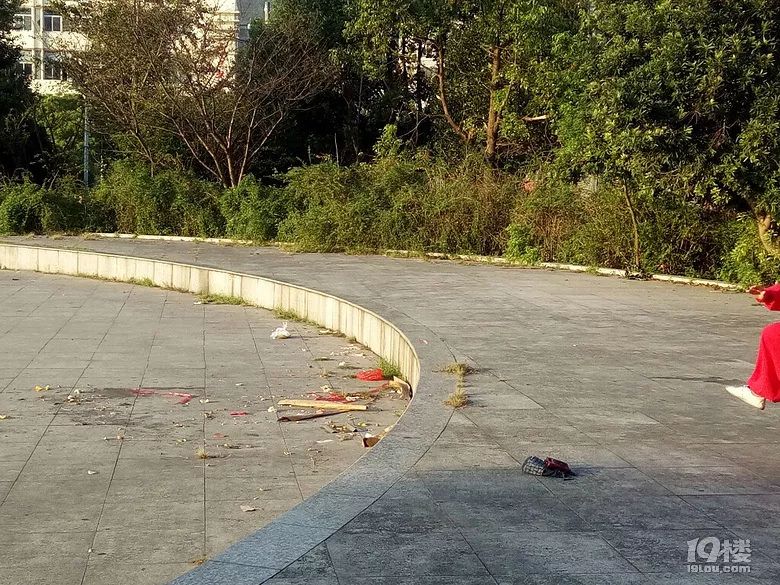 广场垃圾成堆无人清扫地面油汁味让人恶心