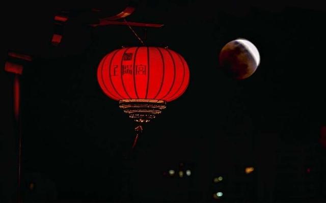 这是朱樱桥上空的月亮 塔尖一轮圆月 四周万家灯火 路上行人亲亲