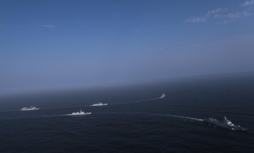 今天上午，海军护航编队为中国香港“绿宝石”号商船伴随护航