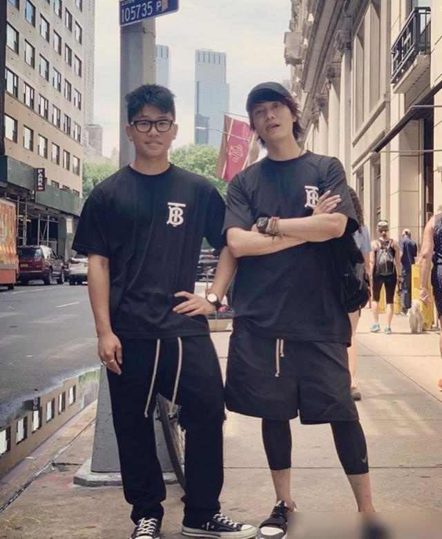陈坤去学校看儿子晒父子合照17岁陈尊佑跟爸爸站一起像兄弟