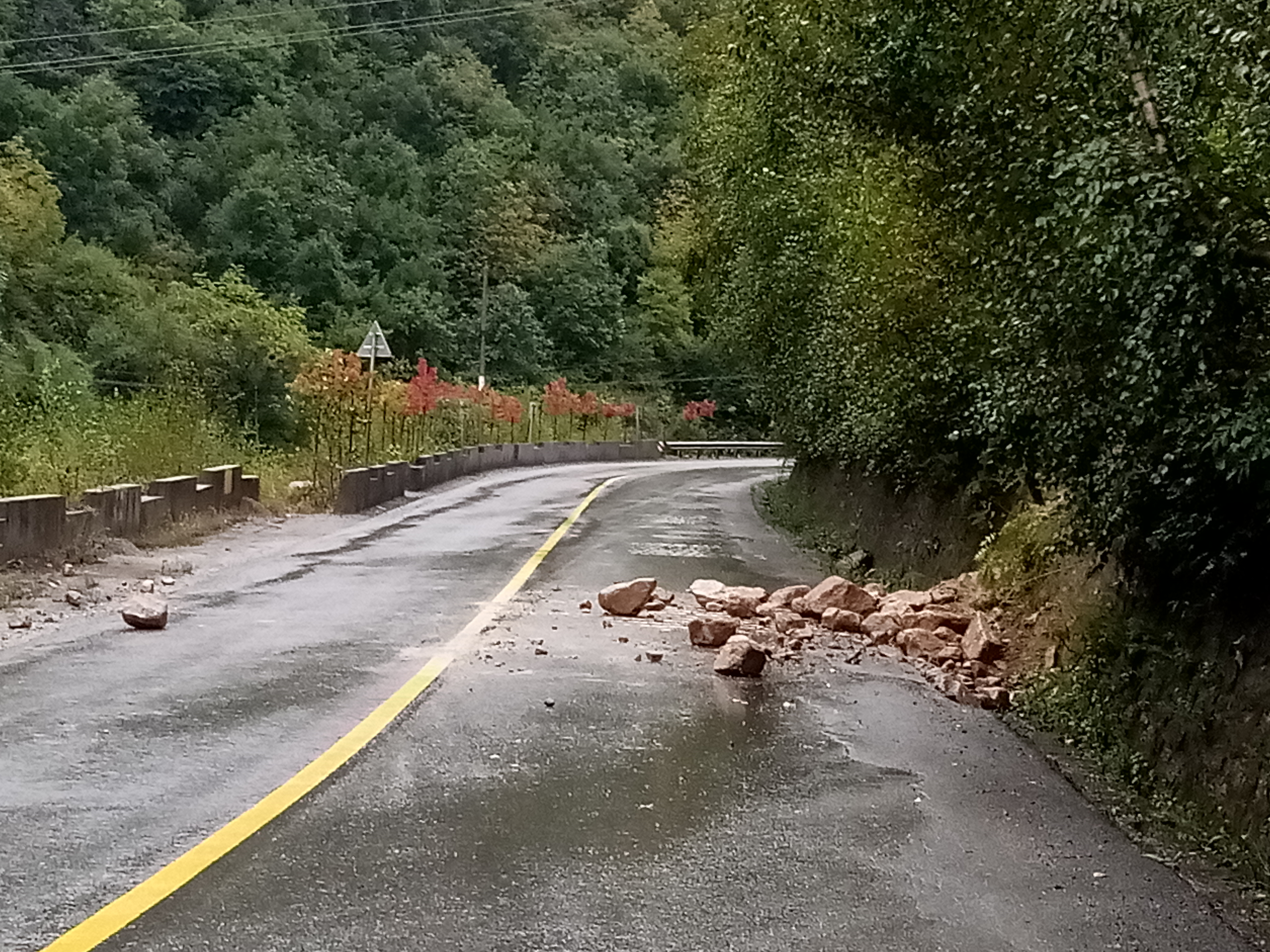 华阴交警:雨中排除242国道5处落石