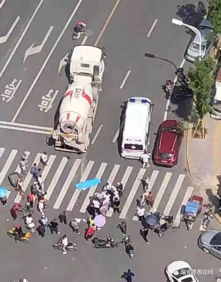 瑞安惨烈交通事故,有人被盖上蓝布.