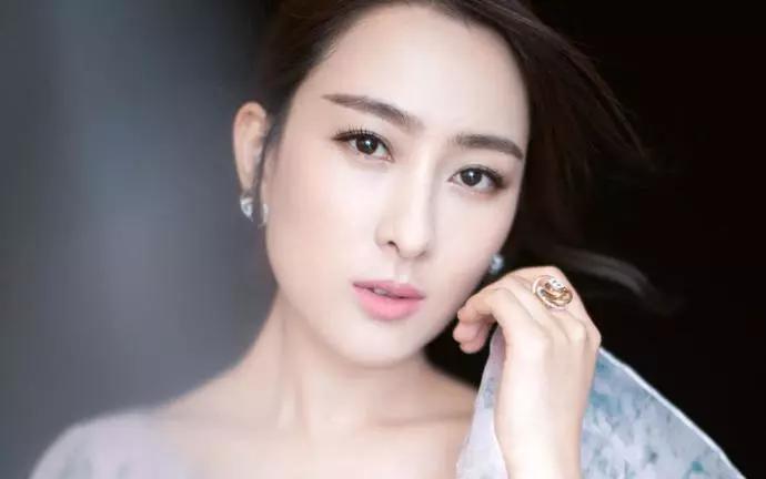 最近很火的女演员电影 e18bcd1c8fe64022b3f3e29a0cf92d24.jpeg