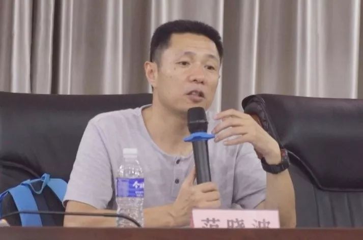 《星火》主编范晓波老师受邀来鹰潭讲学，并为星火鹰潭雪中驿站揭牌