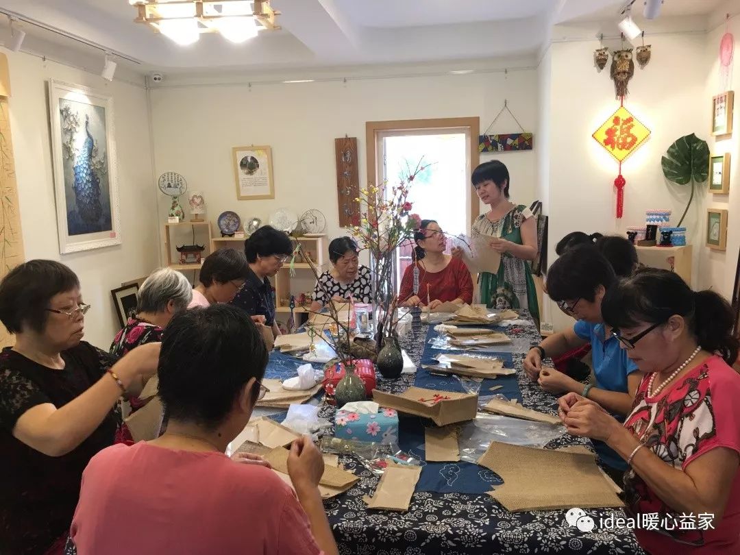侬好家园嘉定工业区凤池社区巧媳妇手工工作室开展巧手织补环保古风包
