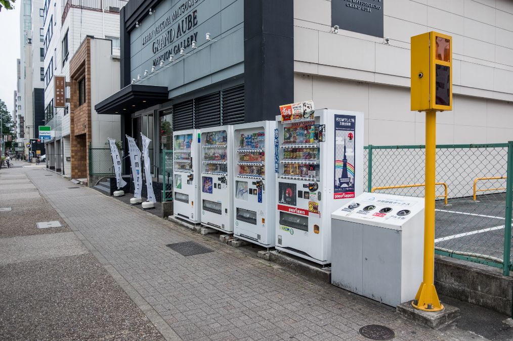 日本街头实拍:满大街无人售货机,没有移动支付自助服务却很发达