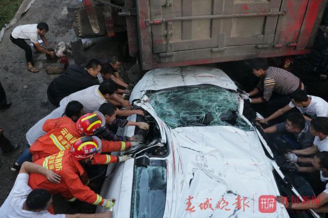 云南一大货车侧翻压扁小轿车,1死1伤