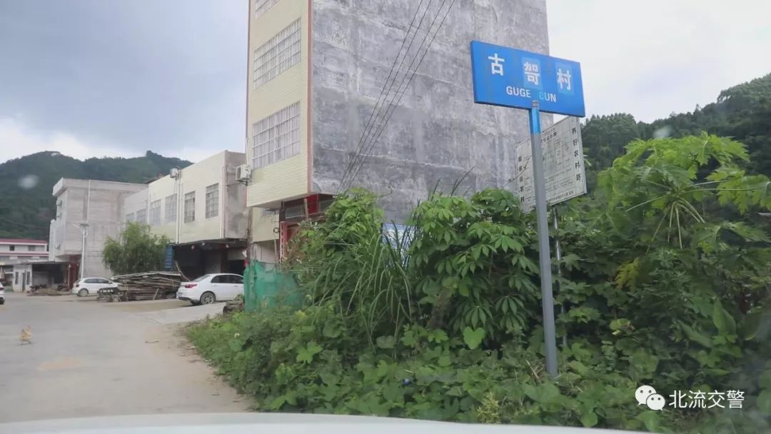 北流市公安局交通管理大队大队长覃健立刻组织精干警力前往大坡外镇古