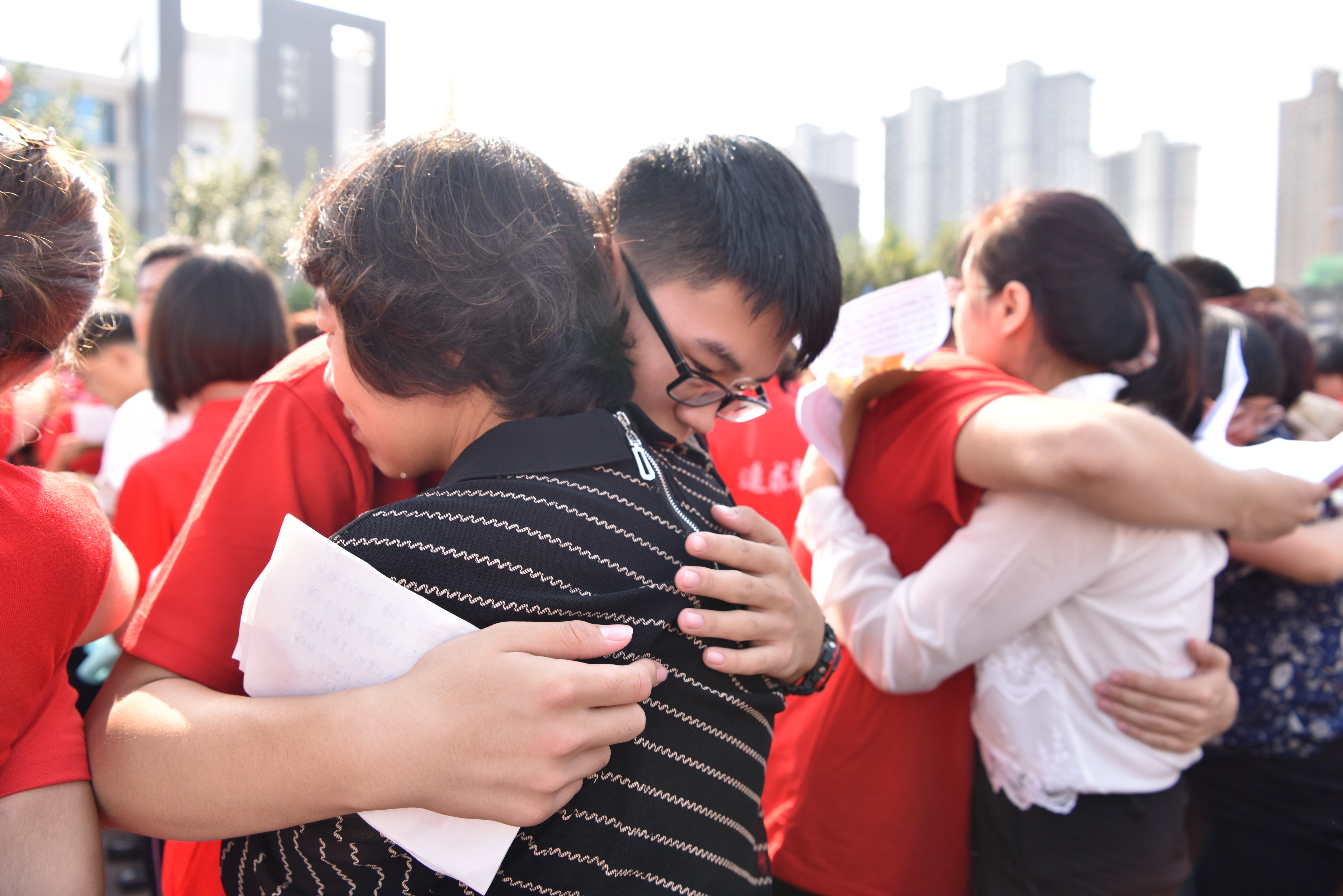 9月16日,河北定州中学学生在成人礼上和家长拥抱.