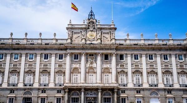 这个国家过新年的方式很奇怪,吃下十二颗葡萄