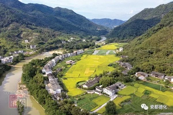 浐溪从水口镇村场村流过,与"戴山筑"风格的民居,稻田,远山 构成了一幅