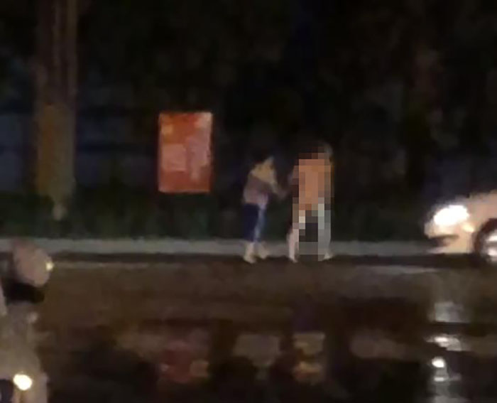 原创醉酒男子街头裸奔网友直呼不忍直视