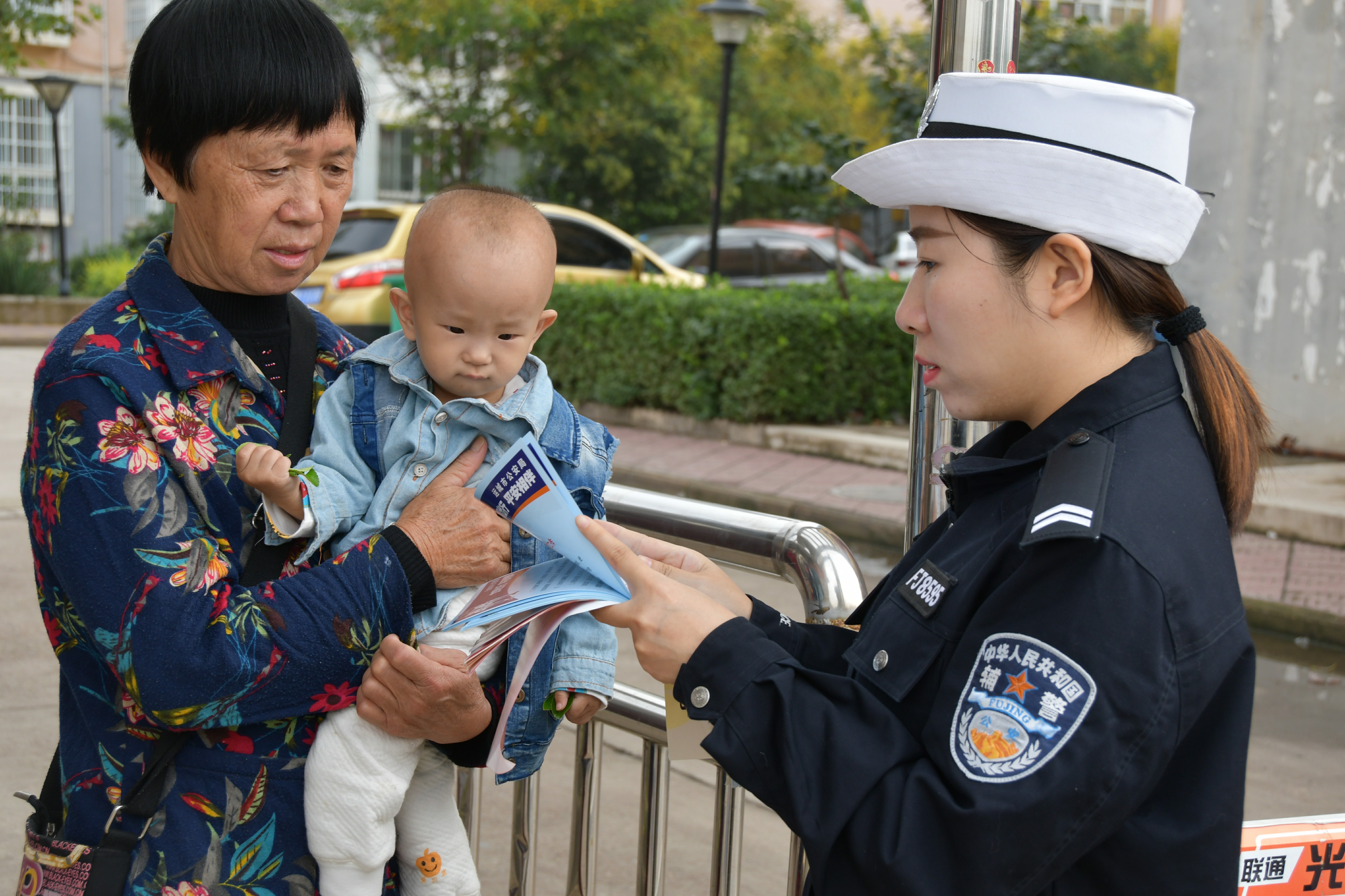 山西夏县公安交警 交通安全宣传走进瑶台花苑小区 群众