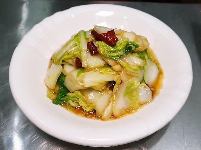 醋溜白菜第六道菜:醋溜白菜食材:大白菜一颗,大蒜几个,干辣椒适量