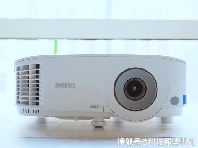 原创 办公娱乐两不误，这台办公投影仪让你的会议事半功倍