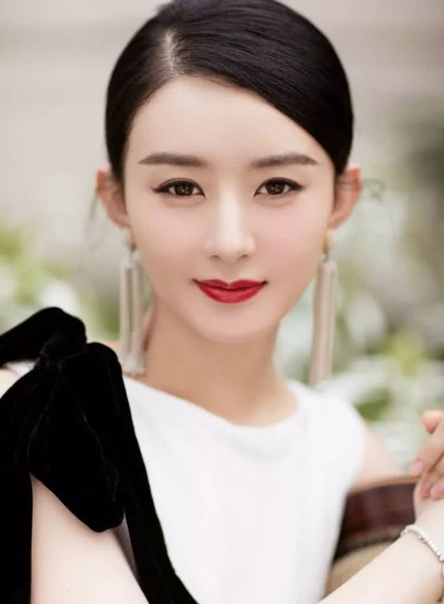 当天她出席一场商业活动,虽说身材容颜依旧美丽动人,不过她的眼神已经