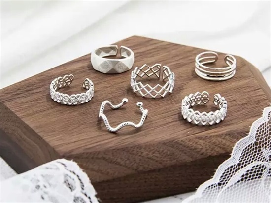 梦见自己看见很多头饰品很漂亮然后就买了一个，探索梦境中的美丽与自我表达