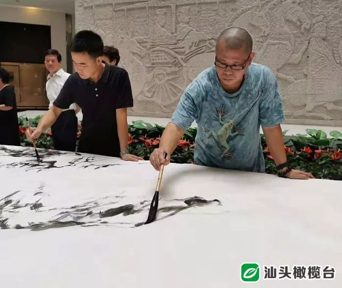 汕头中国画院院长陈政明说:"国家富强,人民幸福,深深地激励着画家的