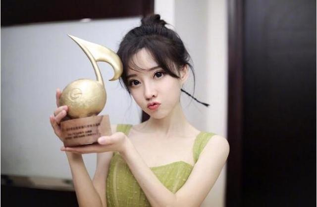 冯提莫又来腾讯音乐,千万粉丝早早守候,一个暖