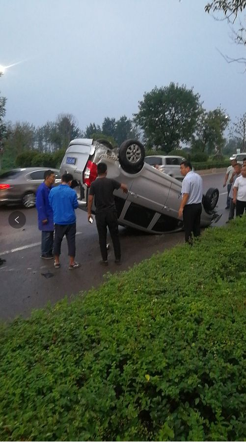 和谐大道中段清真寺门口突发车祸,一辆面包车翻车.