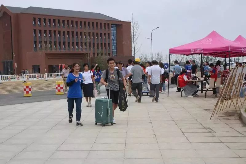 用心"迎新",以车"载情"!今天,宁大科技学院慈溪校区迎来了第一批新生