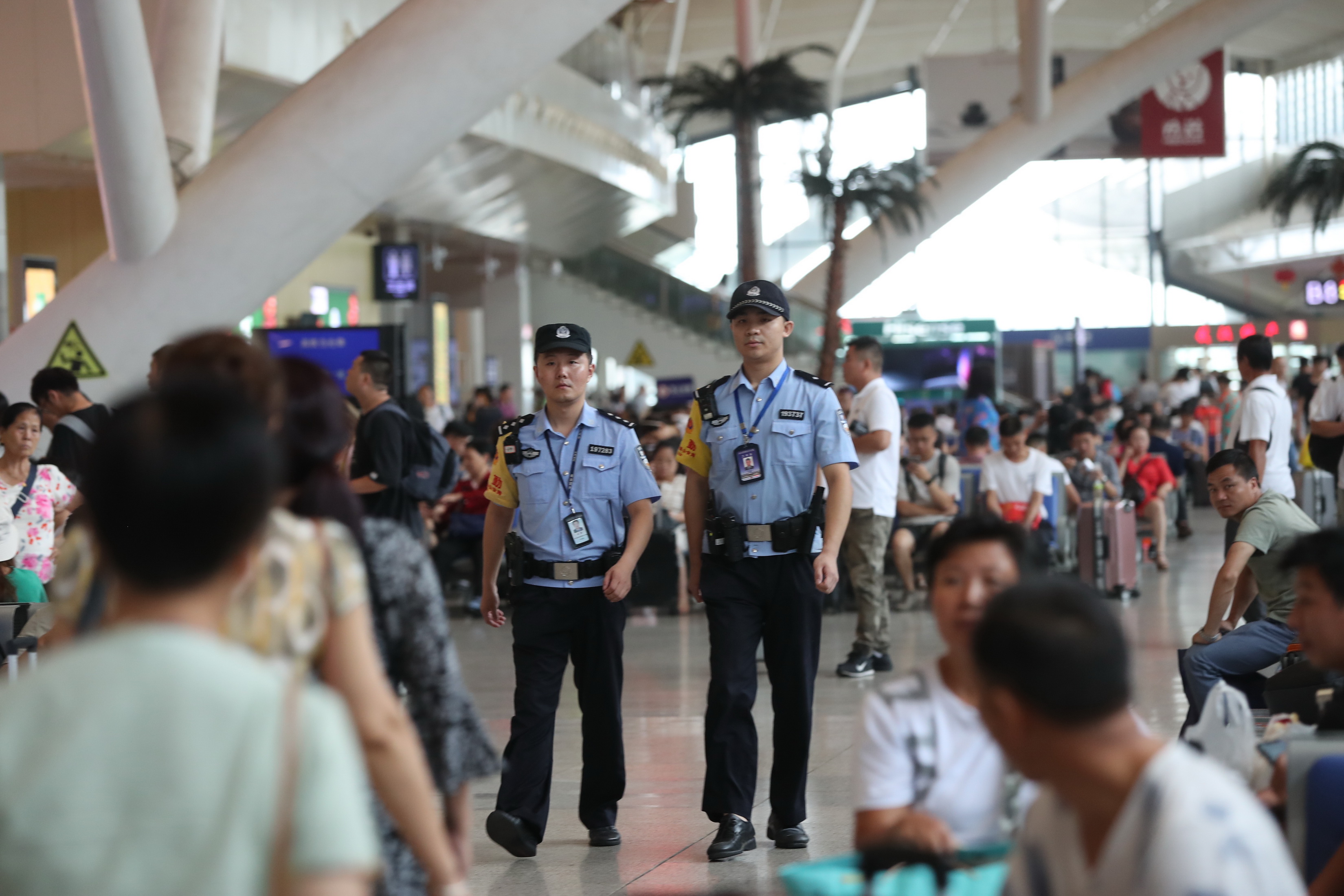 武汉铁路公安处武汉站派出所民警坚守在岗位上巡逻,确保安全