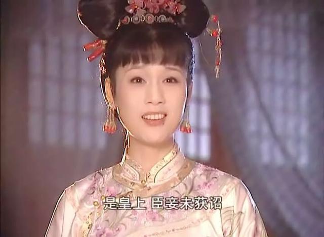 李建群她有一双雾蒙蒙的眼睛任是谁看了也觉得动人