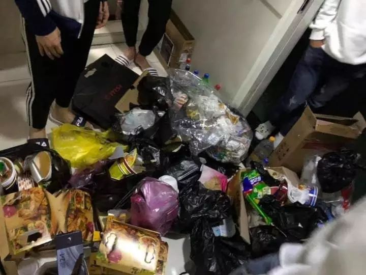 史上最脏乱房间大赛!这是个住在垃圾堆里的精致女孩吧