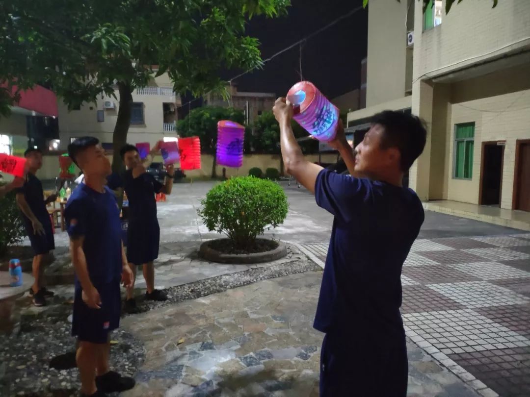 猜成语足球是什么成语_表情 懂球女王的想法 表情猜成语 字游社 1212 表情(3)