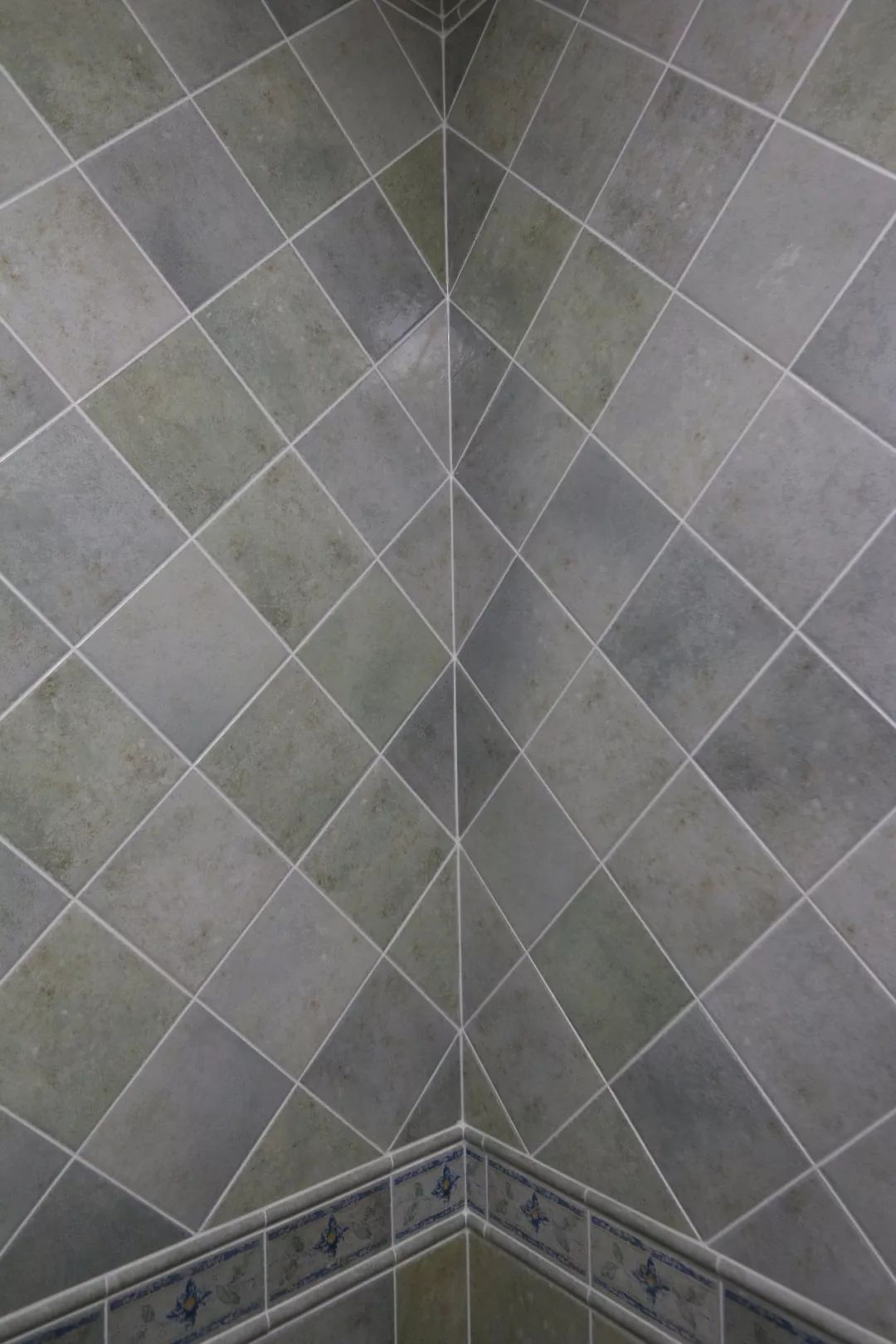 瓷砖怎样铺 a48413e788b24d37baff2669cae776f7.jpeg