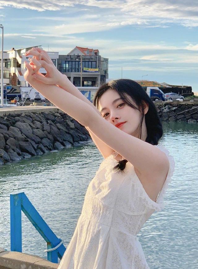 鞠婧祎身穿白色长裙漫步沙滩踩着夏天的尾巴恋爱的感觉