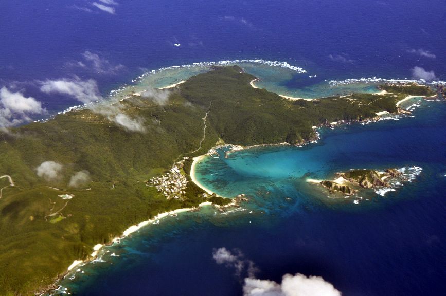 和九州之间,由冲绳诸岛,宫古列岛,八重山列岛,大东诸岛等60多个岛组成