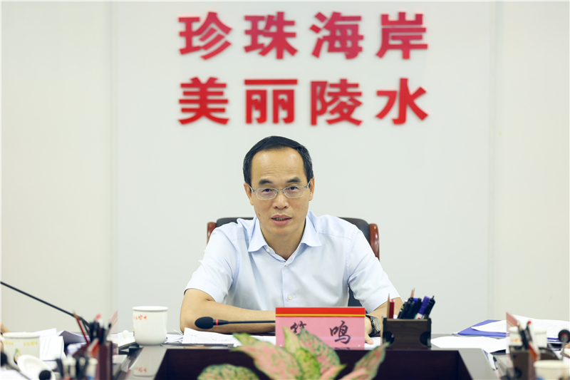 会上,符鸣代表县委,县政府向多年来参与陵水经济建设的各个企业表示