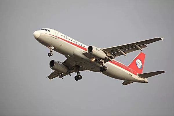 据悉时,川航3u8633航班正由重庆飞往拉萨.机型为空客a319,机龄6.