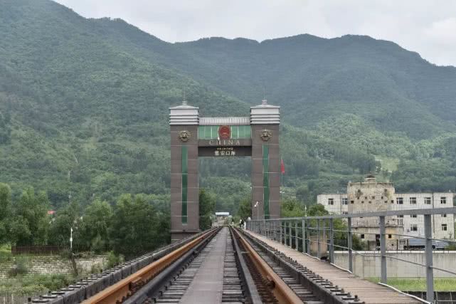 图片描述 延边支队双目峰边检站民警在2009年立的第55号界碑前宣誓