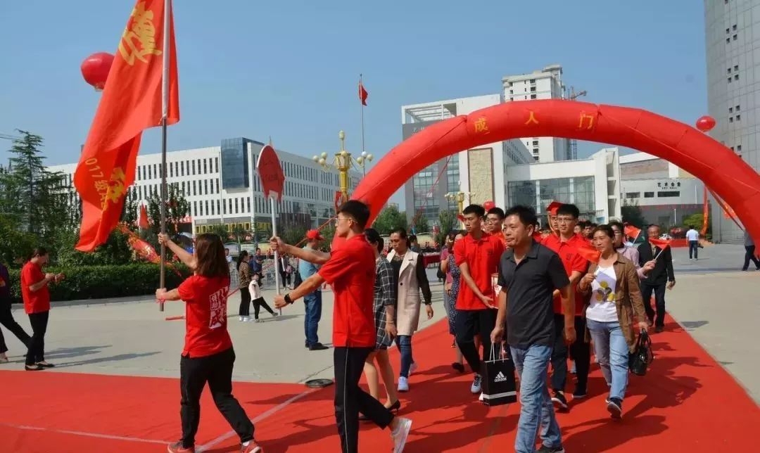 定州中学为2017级同学们举办成人仪式!