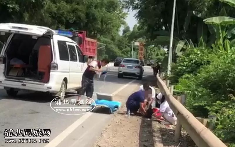 钦州乡镇一男子发生车祸倒地不起摩托车直接卡在护栏下