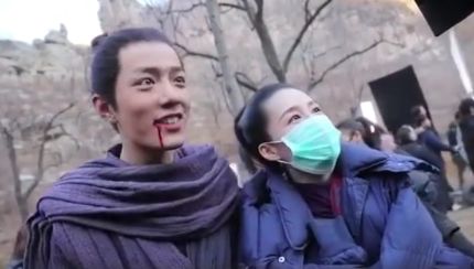 肖战对女星动手动脚?搂李沁脖子,捏孟子义手,还和赵露思假亲亲