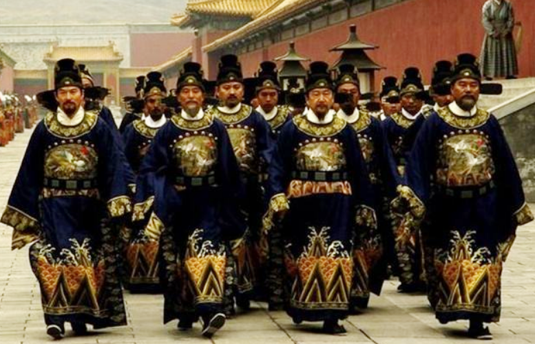 又过了些时间,见拱宸门楼上侍卫命令群臣拜见皇帝.