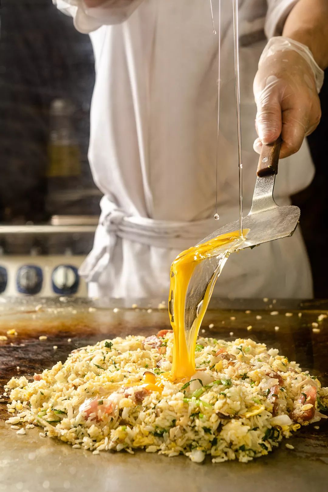 深受小朋友欢迎的 定制铁板炒饭也能来一碗,铁板炒饭的烹饪过程从来都