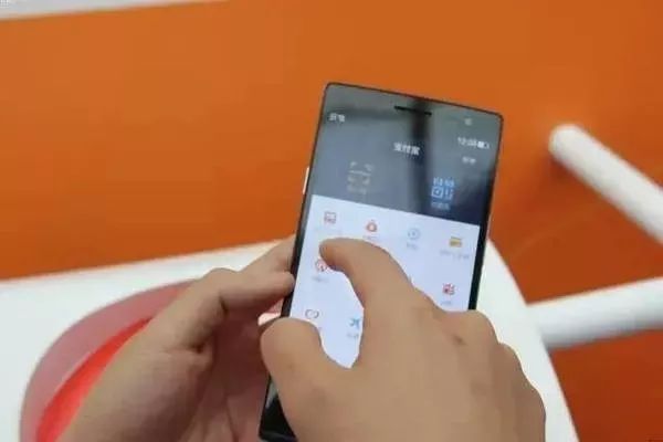 做手机的老板 e9d6d513b071495dab2b69aaaccd2ded.jpeg