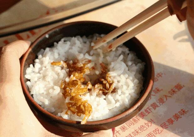 蒸煮米饭有窍门，学会这样做，米饭松软又香甜还不粘锅