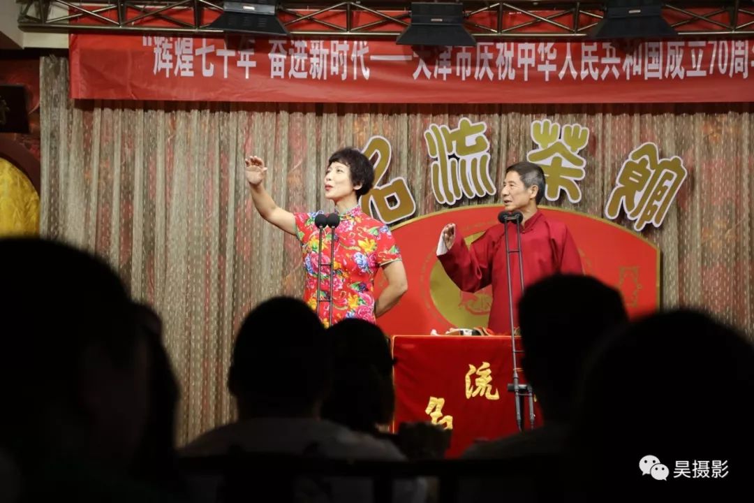 旅游演出品牌的名流茶馆里,天津市著名女相声演员刘春慧正在表演相声