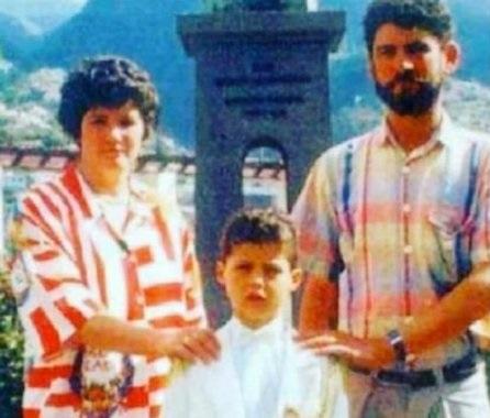 足坛巨星C罗落泪！遗憾父亲未能见证他的成功，感人画面潸然泪下