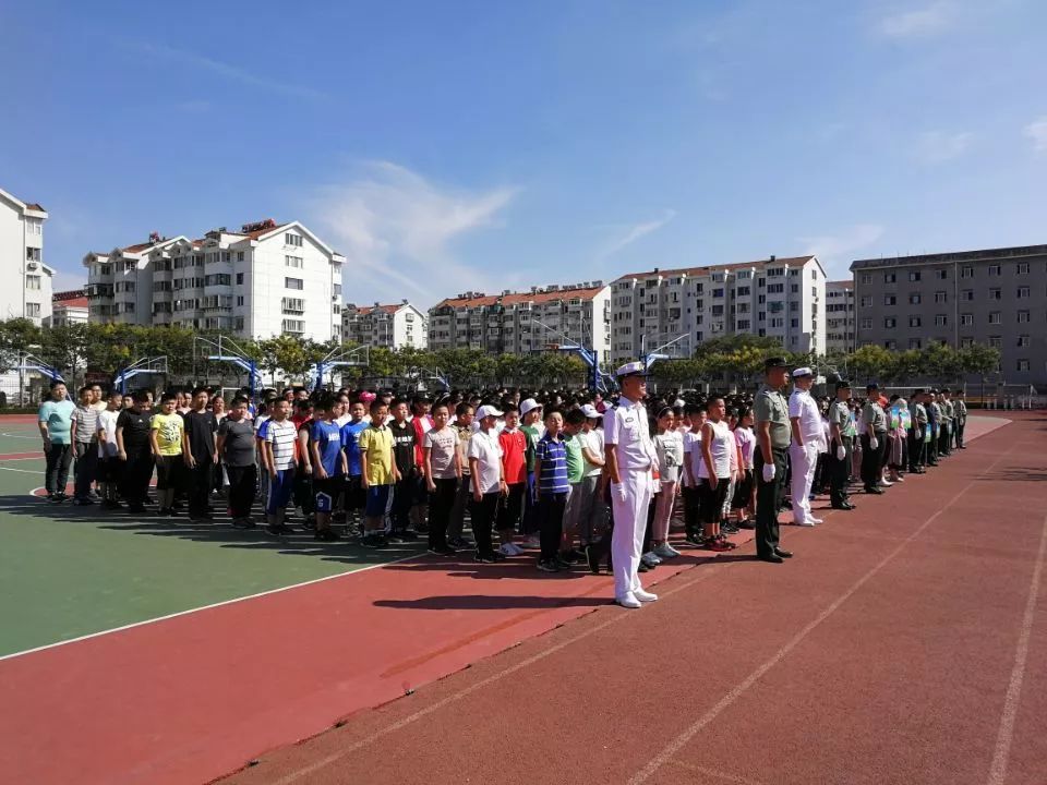 祥和中学烟台十中初一新生整装待发,在学校操场举行军训汇演.