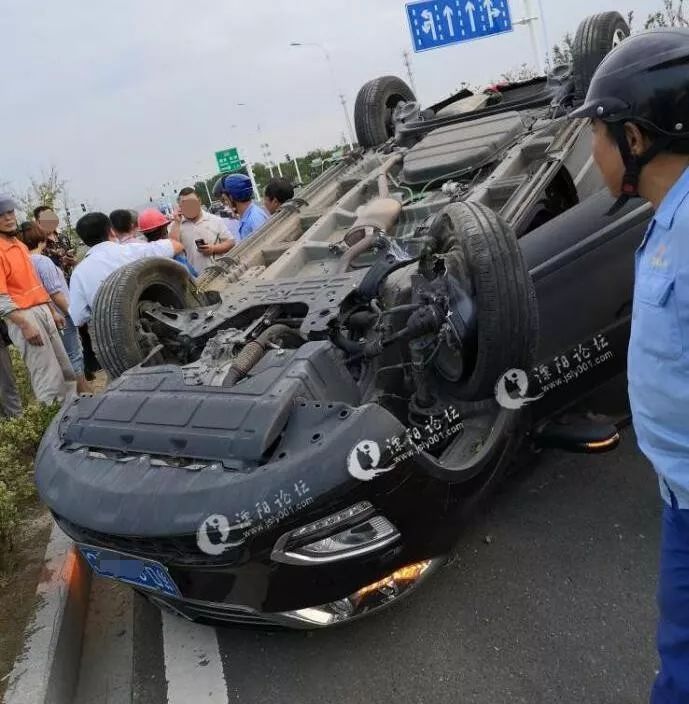 溧阳城东大道一轿车被怼飞翻车9月18日上午10时整将鸣放防空警报溧阳