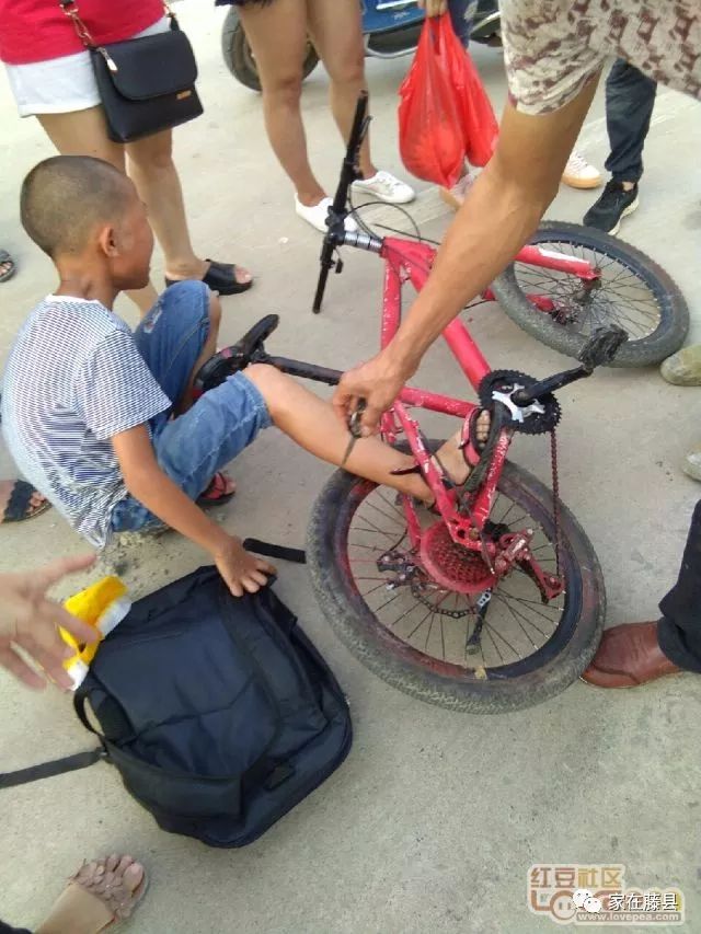 藤县一小学生搭自行车不慎夹到脚!