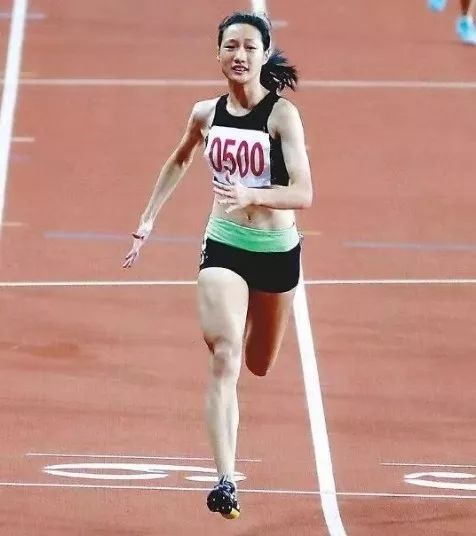 就不断打破纪录 李玉婷2017年第一次参加大型赛事,在省中学生田径运动