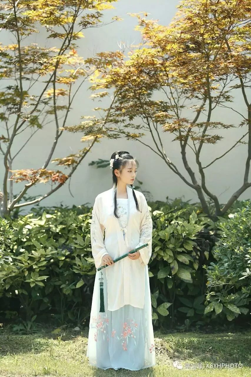 一剪梅红藕香残玉簟秋。轻解罗裳，独上兰舟。云中谁寄锦书来，雁字回时