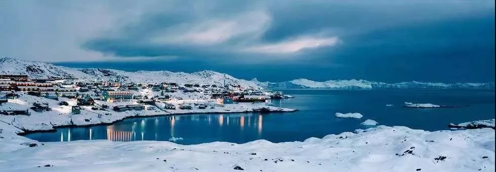 格陵兰岛上生活着约6万常驻人口,其中1/6的人口具有爱斯基摩人的血统